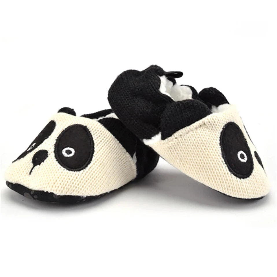 Détail des coutures des chaussons en coton pour bébé