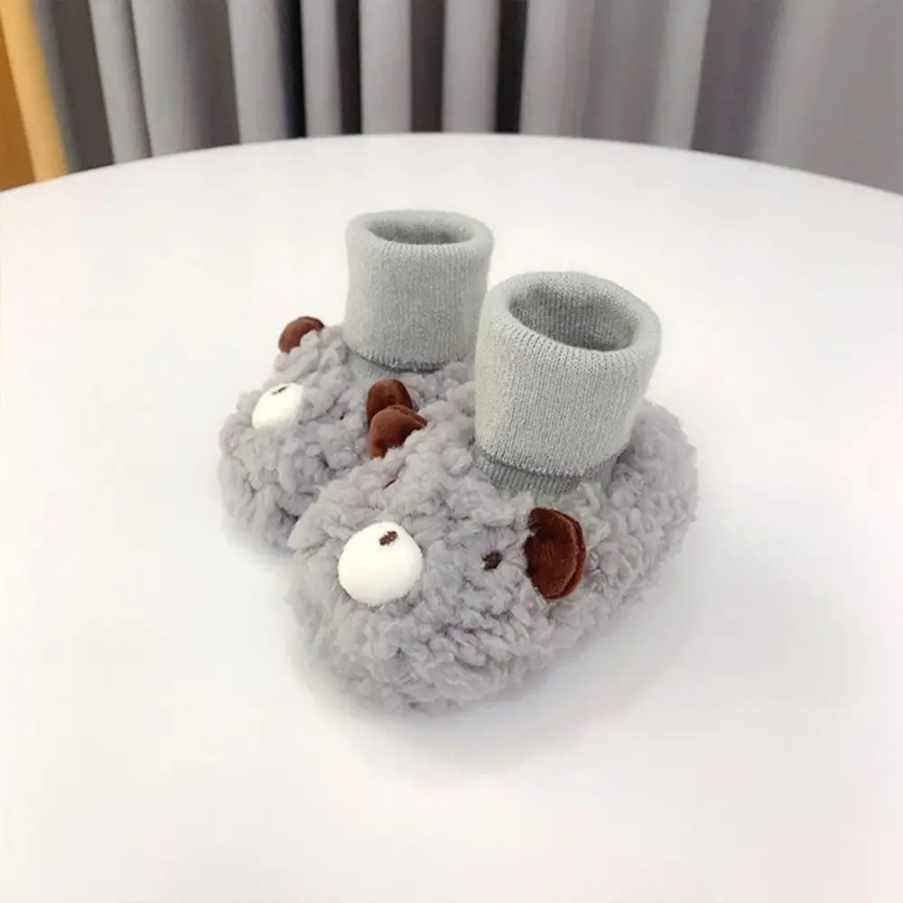 Vue de côté des chaussons bébé en coton doux