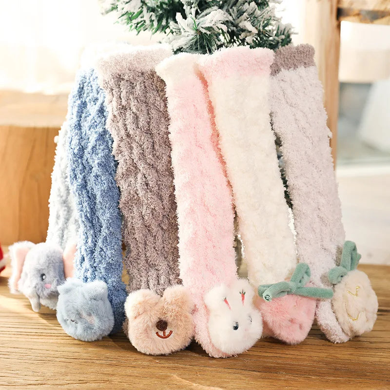 Chaussettes bébé antidérapantes en coton rose sur fond blanc