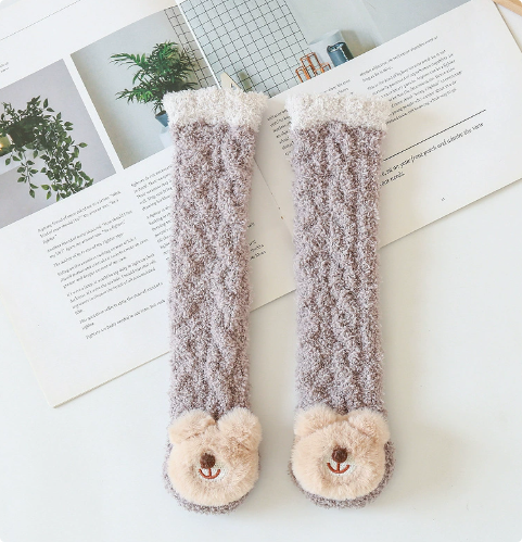 Chaussettes bébé kaki, vue d'ensemble avec fond neutre