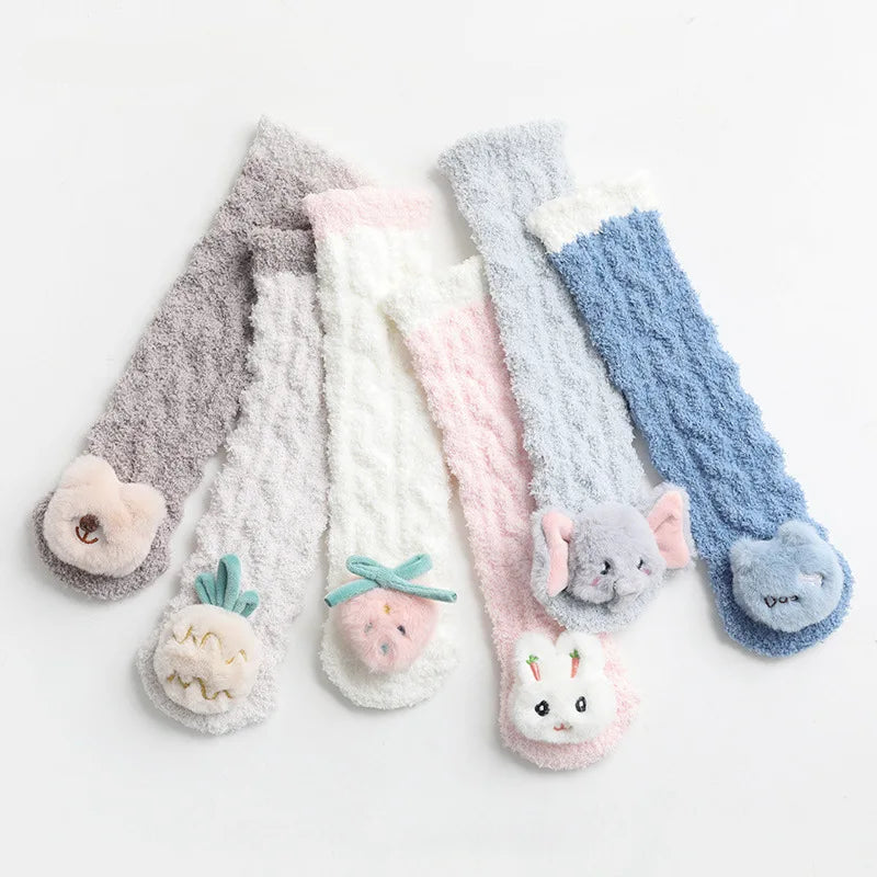 Gros plan sur semelle antidérapante de chaussettes bébé bleues