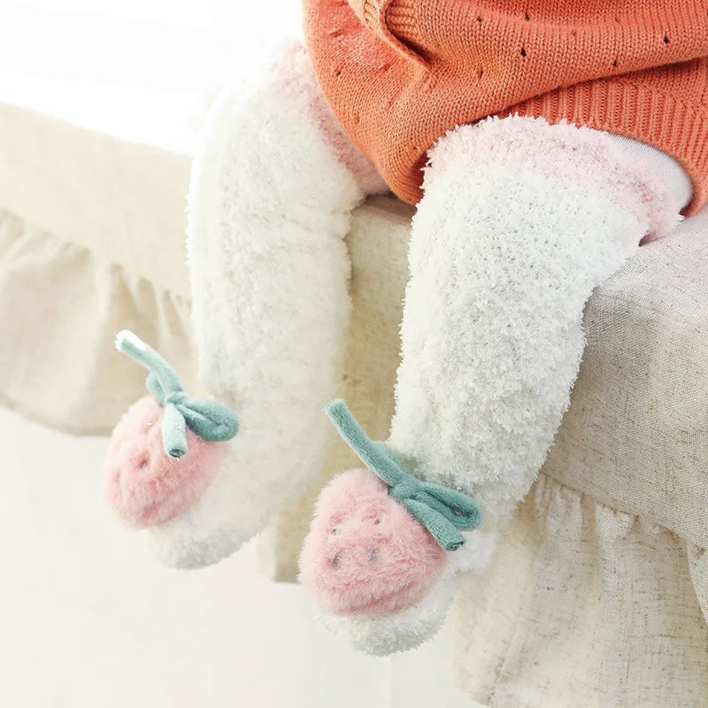 Chaussettes bébé vertes en coton avec motifs mignons