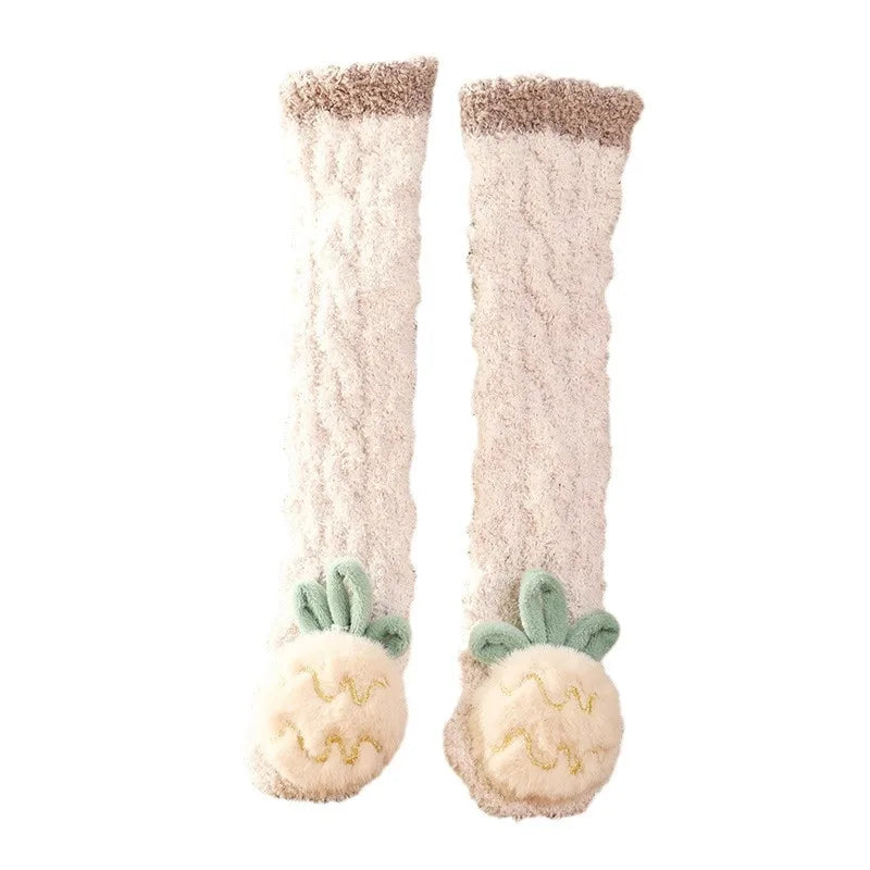 Ensemble de chaussettes bébé bleues et vertes sur une table