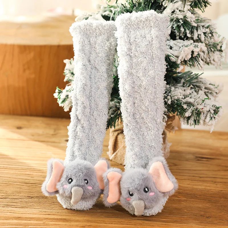 Chaussettes bébé kaki, montrant l'élasticité pour un enfilage facile