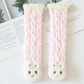 Chaussettes bébé vertes, vue sur les motifs antidérapants