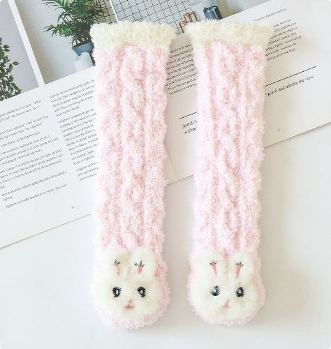 Chaussettes bébé vertes, vue sur les motifs antidérapants
