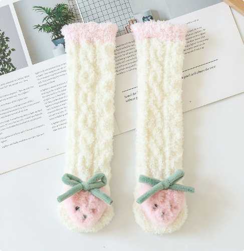 Chaussettes bébé bleues en coton, détail sur la semelle