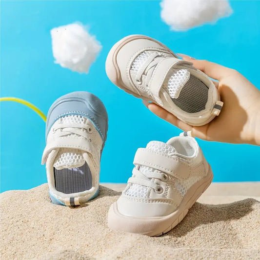 Chaussures bébé sur sol extérieur, semelle antidérapante