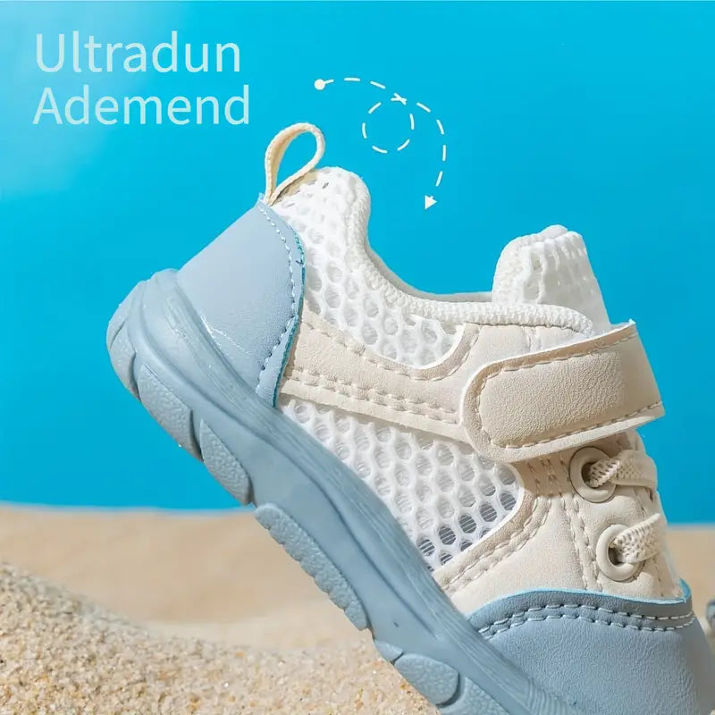Vue latérale de chaussures bébé, semelle antidérapante visible