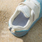 Gros plan sur la maille respirante des chaussures bébé