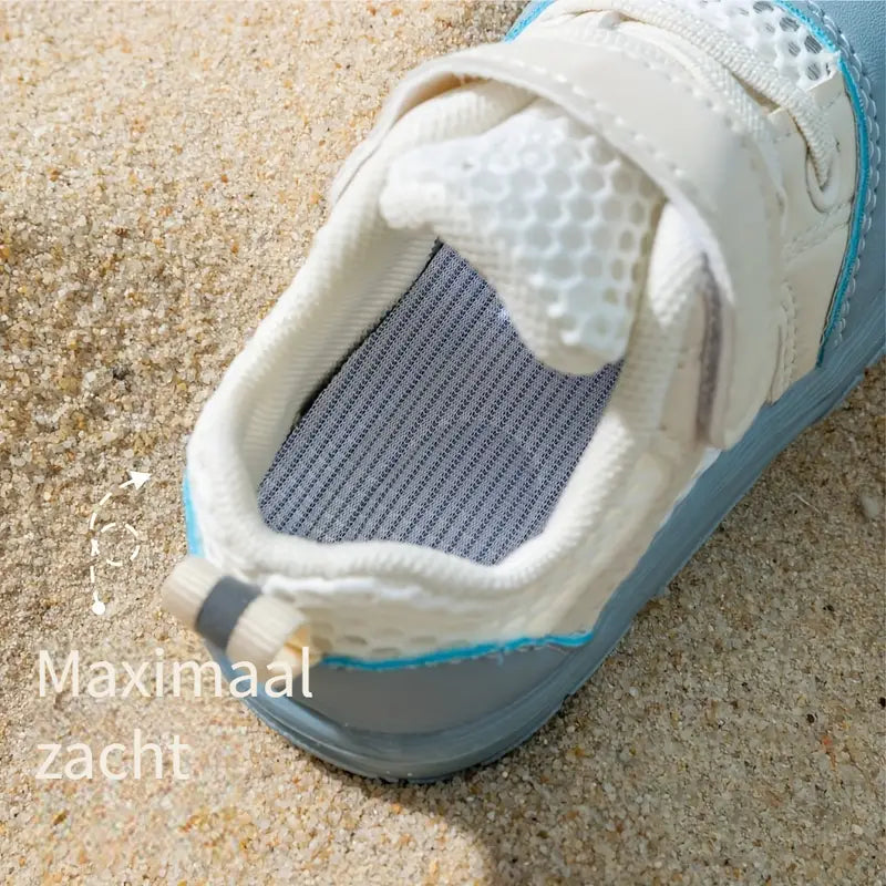 Gros plan sur la maille respirante des chaussures bébé