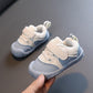 Chaussures bébé montrant espace large pour les orteils