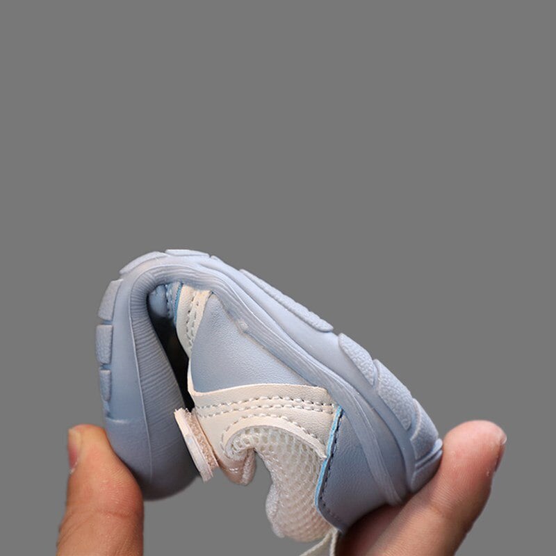 Semelle fine et flexible des chaussures bébé en détail