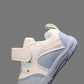 Chaussures bébé sur surface intérieure, design ergonomique