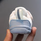 Vue arrière des chaussures bébé, maille et semelle visibles