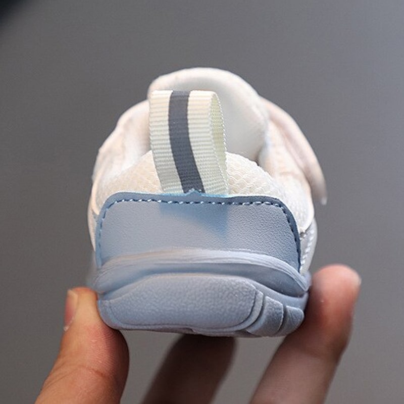 Vue arrière des chaussures bébé, maille et semelle visibles