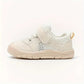 Chaussures bébé montrant flexibilité et adhérence sur sol