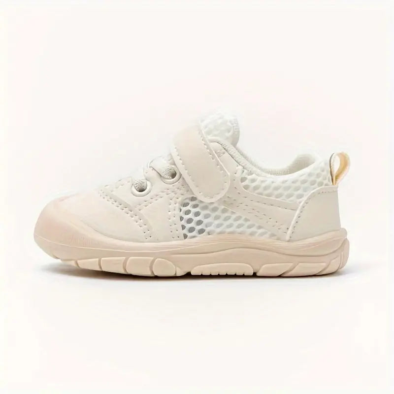 Chaussures bébé montrant flexibilité et adhérence sur sol