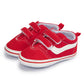 Vue latérale de baskets bébé, design élégant et pratique