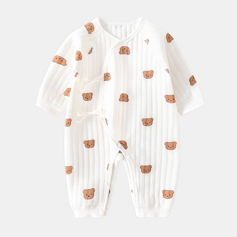 Gros plan sur l'imprimé ours de la salopette en coton doux