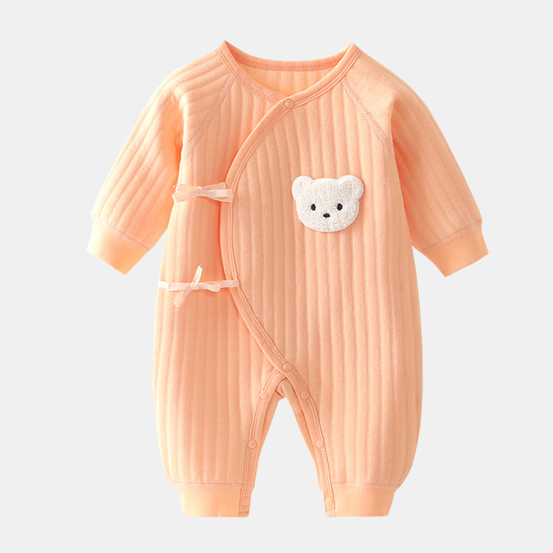 Détail des boutons-pression sur la salopette bébé en coton