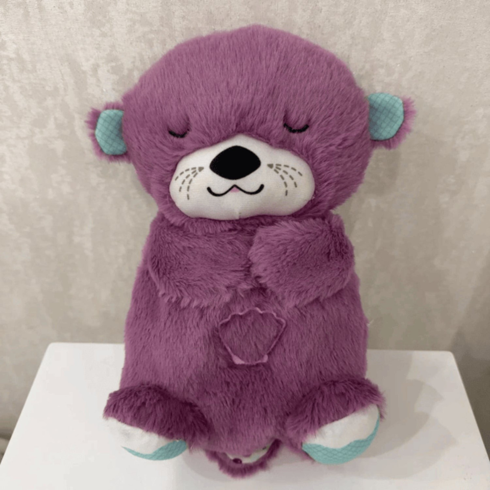 Jouet Teddy posé sur un lit, idéal pour les câlins
