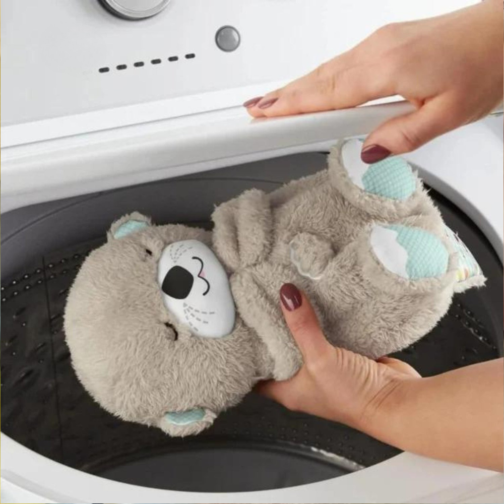 Teddy en peluche allongé, lumière douce visible