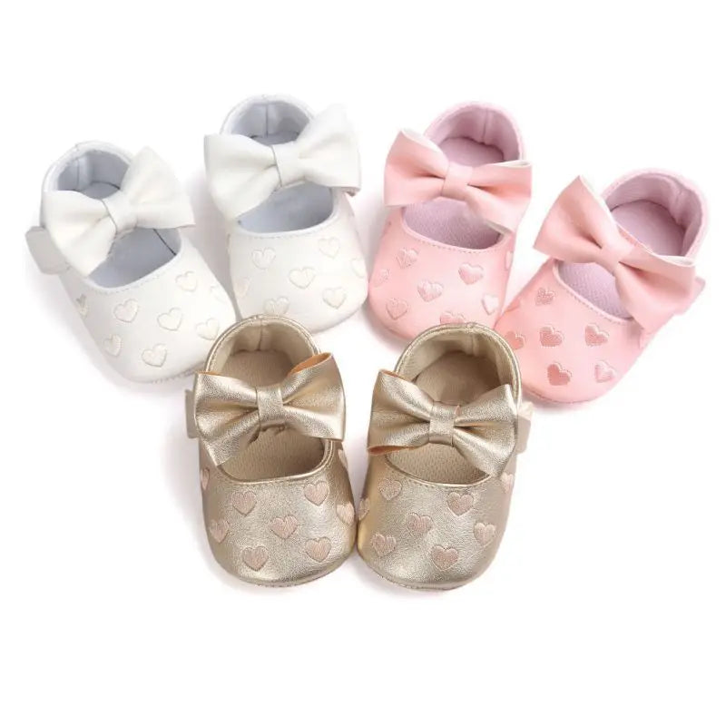 Vue latérale de chaussures bébé, matériau respirant