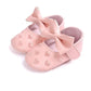 Chaussures bébé sur fond blanc, design élégant