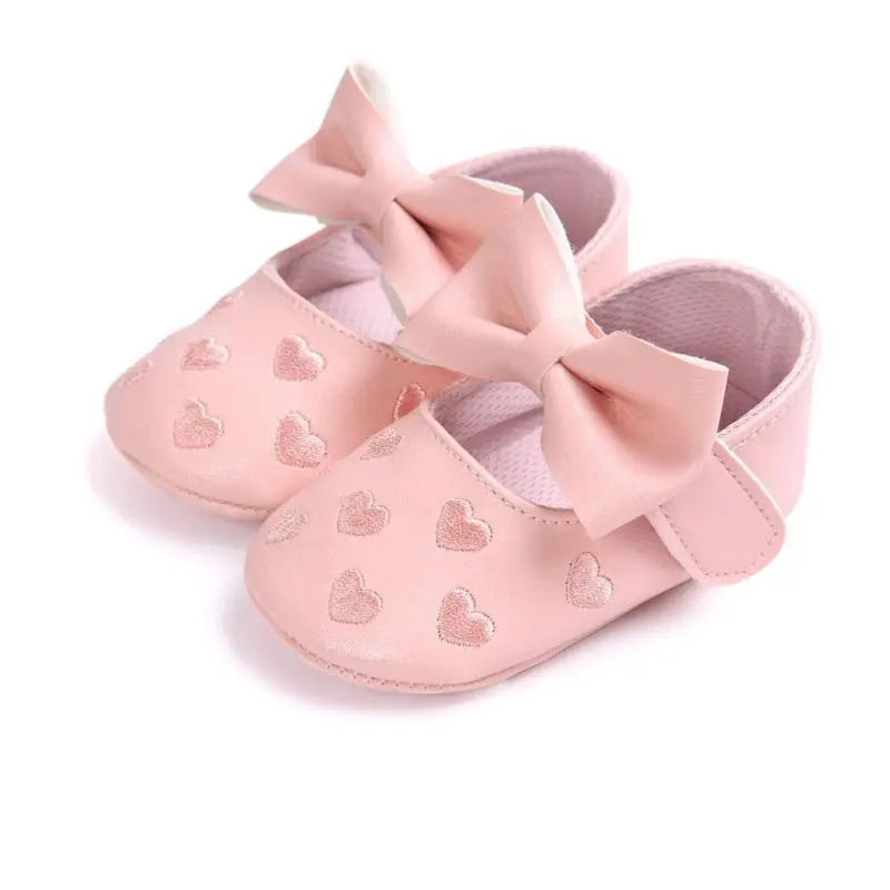 Chaussures bébé sur fond blanc, design élégant