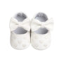 Détail du nœud décoratif sur chaussures bébé