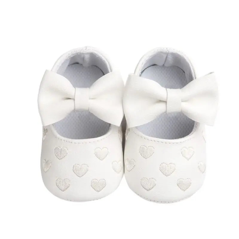 Détail du nœud décoratif sur chaussures bébé