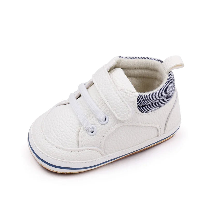 Chaussures bébé blanches, vue d'ensemble avec semelle souple