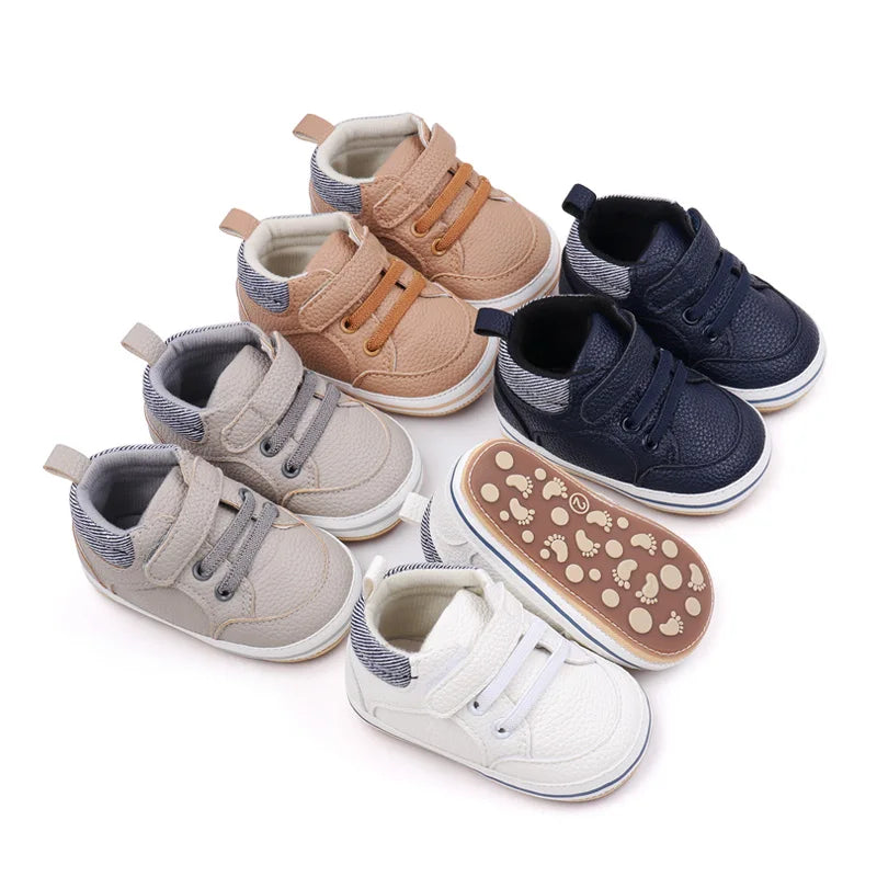 Chaussures bébé blanches avec semelle souple et textile respirant