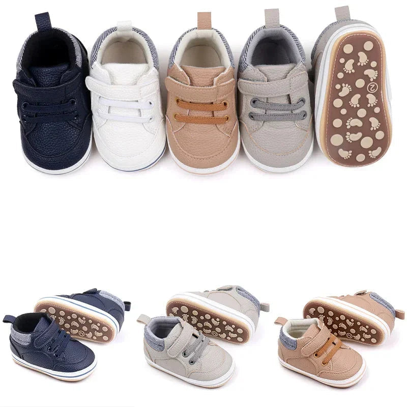 Vue de côté de chaussures bébé marron à enfiler