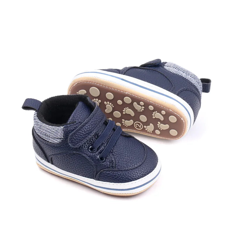 Chaussures bébé grises avec semelle flexible pour premiers pas