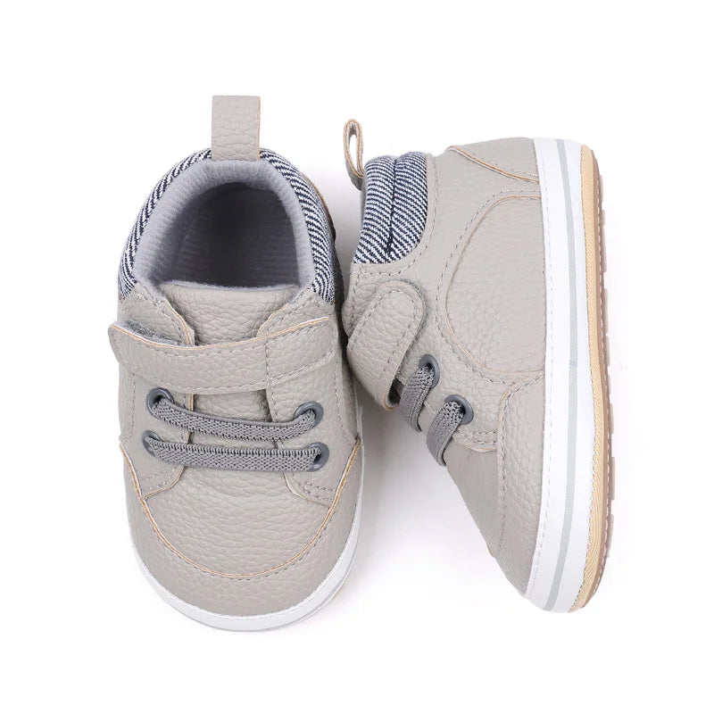 Gros plan sur semelle douce de chaussures bébé blanches