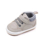 Chaussures bébé bleues, détail sur la texture du textile