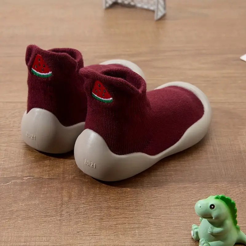 Chaussures bébé en mouvement, flexibilité démontrée