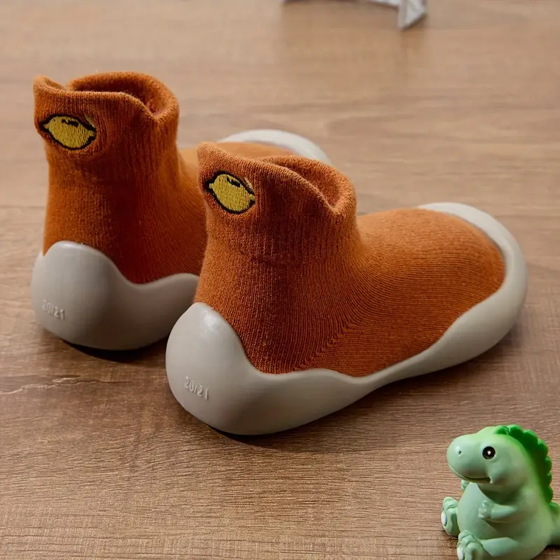 Chaussures bébé adaptées aux petits pieds, vue de profil