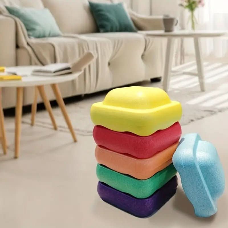 Enfant jouant avec des blocs colorés sur un tapis
