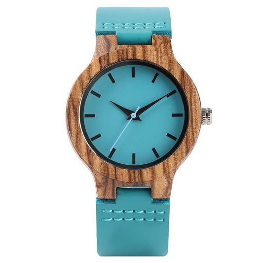 Montre en bambou avec accent turquoise sur fond blanc