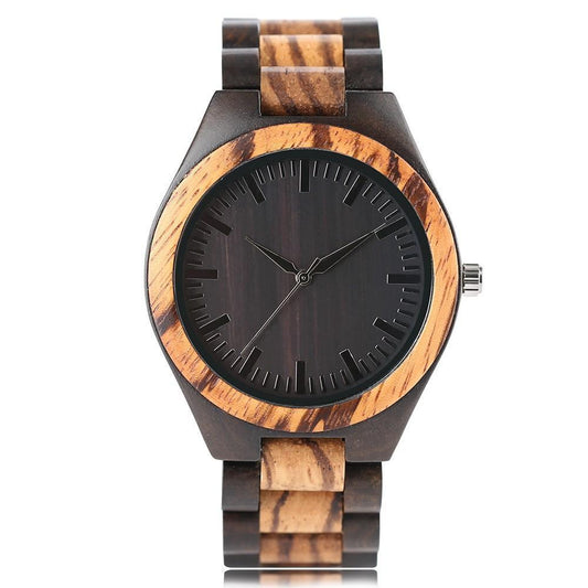 Montre en bois posée à plat, bracelet en bambou étendu