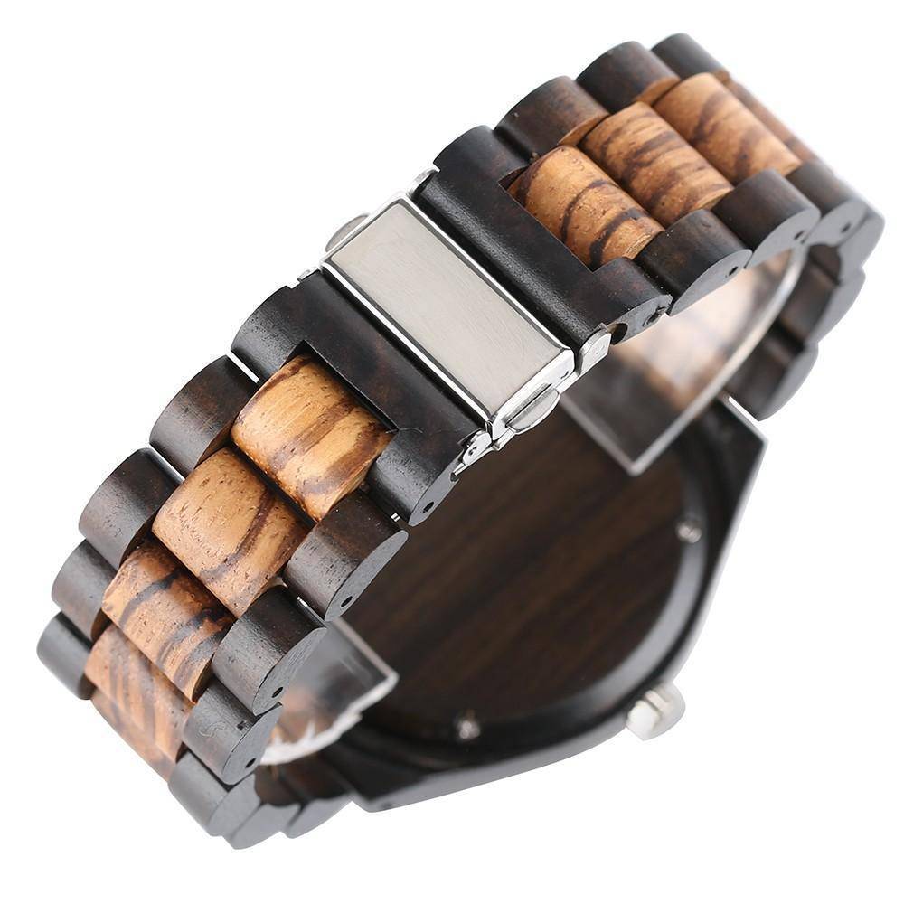 Vue latérale de la montre en bois, bracelet en bambou