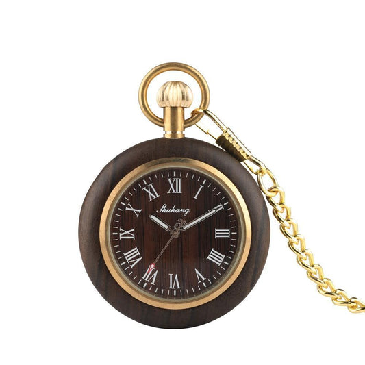 Montre en bois posée sur une surface en bois