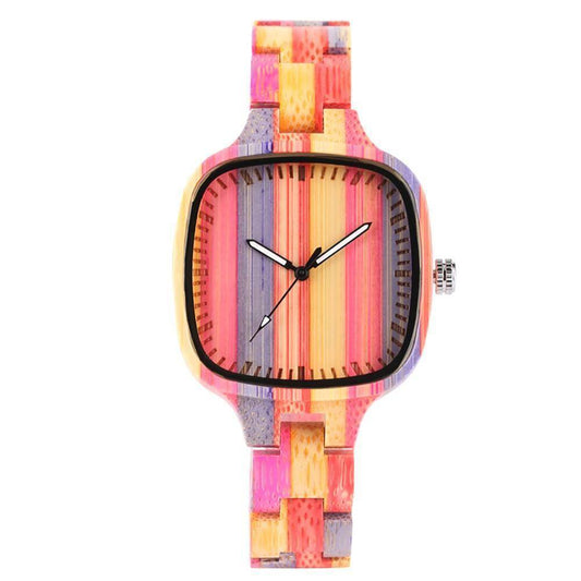 Montre en bambou posée sur une surface en bois