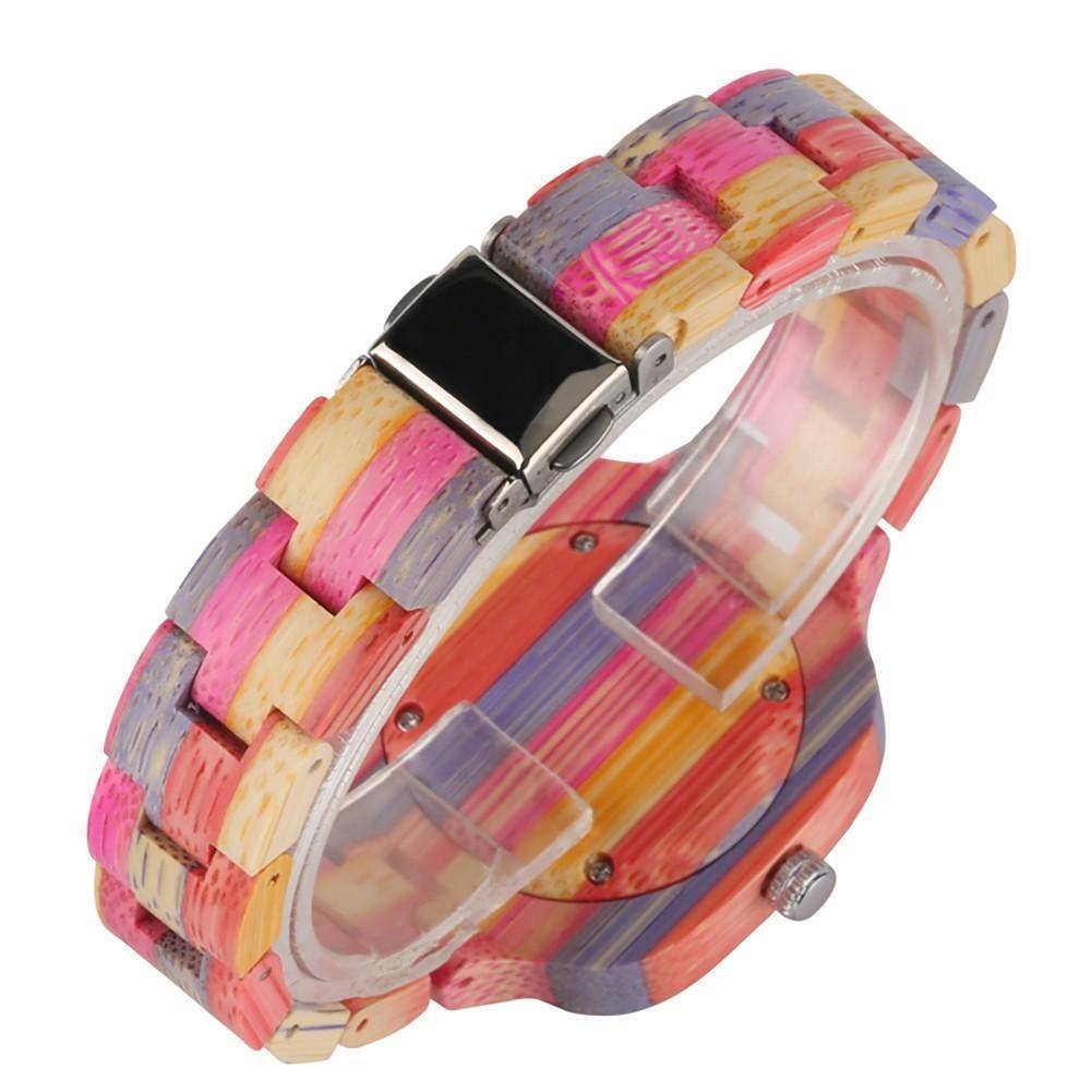 Montre en bambou sur fond blanc, cadran visible