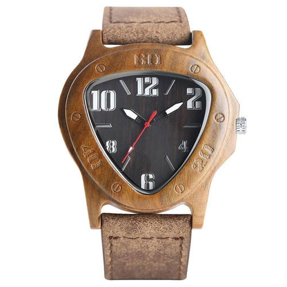 Montre en bambou posée sur une surface en bois