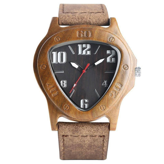 Montre en bambou posée sur une surface en bois