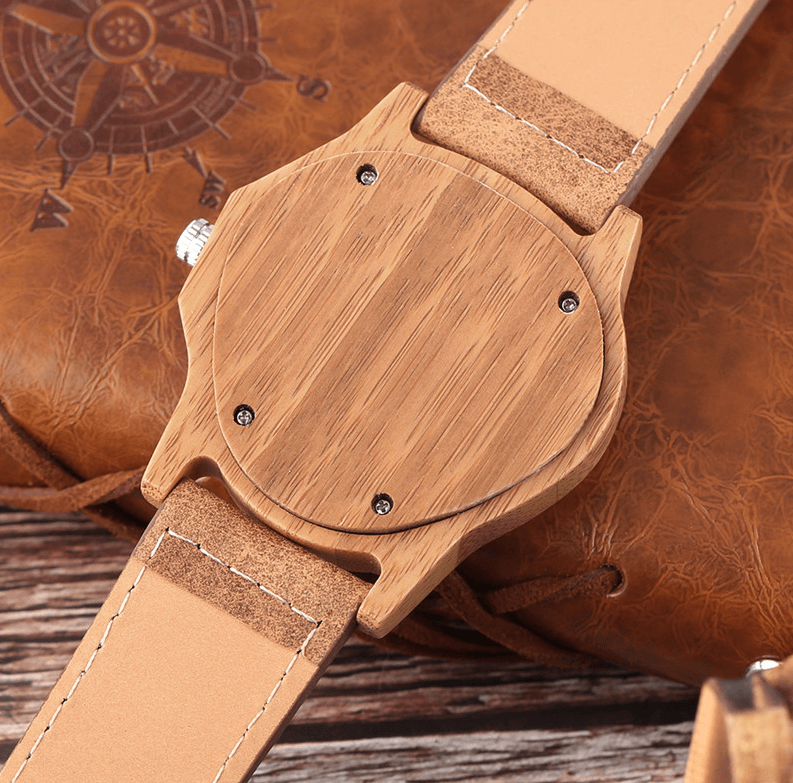 Montre en bambou avec bracelet en cuir vue de face